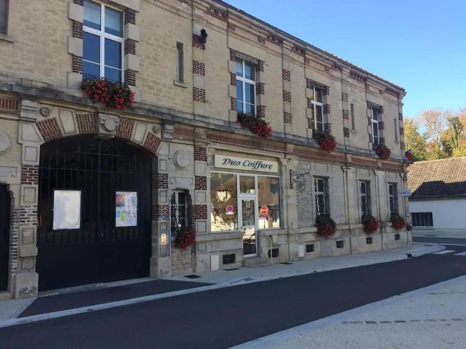 Le Gambetta - Nouveau Proprietaire Estissac Luaran gambar